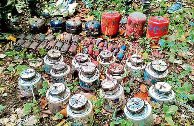 लातेहार में 59 बम मिले