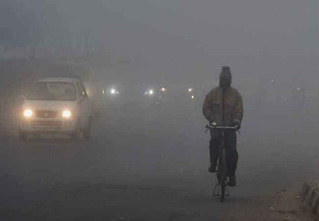 पहाड़ों पर बर्फबारी, मैदानी इलाकों में बढ़ गयी सर्दी