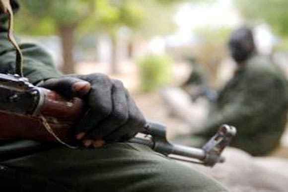 पीएलएफआइ उग्रवादियों का आतंक : घर में घुस कर मुखिया को पीटा, पांच लाख रुपये की मांगी लेवी