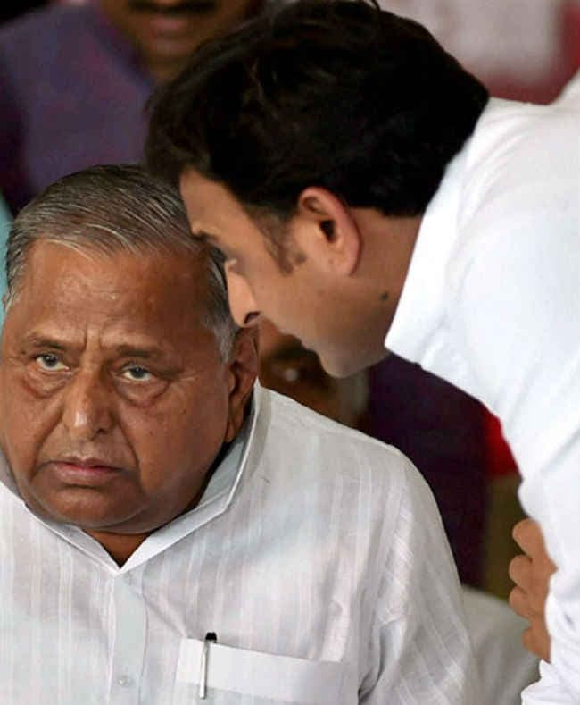 सैफई महोत्सव के उद्घाटन में नहीं पहुंचे अखिलेश, कयासबाजी शुरू