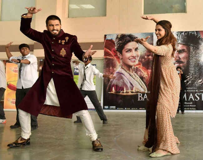 शाहरुख-काजोल की ''दिलवाले'' पर भारी पड़ रही है भंसाली की ''बाजीराव मस्‍तानी''