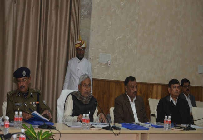 बिहार पुलिस को नीतीश ने दी छूट, बिना झिझक करें कार्रवाई : नीतीश