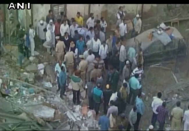 भिवंडी में इमारत गिरी, सात लोग निकाले गये