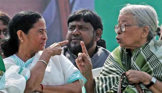 महाश्वेता देवी अस्पताल में भर्ती, ममता बनर्जी मिलने पहुंची