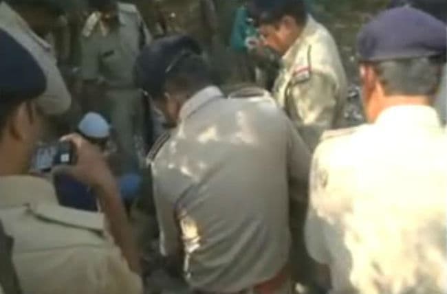 मॉक ड्रिल में पुलिस ने नकली आतंकी को पहनाया मुस्लिम टोपी, मचा बवाल