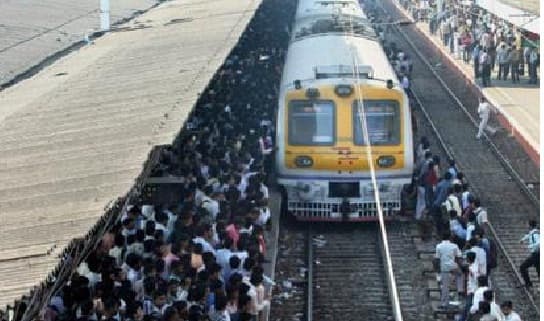 ''पटरी'' पर आयी मुंबई लोकल, मोटरमैन ने वापस ली हड़ताल