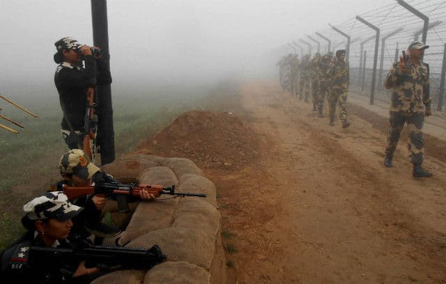 ओबामा के भारत दौरे से पहले पाक ने बरसाये गोले, दो शहीद, 14 से अधिक घायल