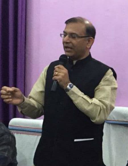 सार्वजनिक क्षेत्र के बैंकों में अपनी हिस्सेदारी उचित मूल्य पर बेचेगी सरकार : जयंत सिन्हा