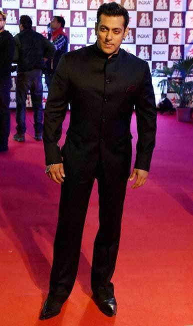 तमिल कार्यकर्ताओं ने की सलमान के खिलाफ प्रदर्शन, कहा ''सलमान खान डाउन डाउन''