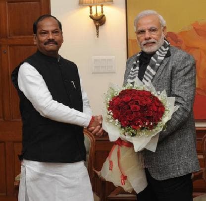 रघुवर दास प्रधानमंत्री नरेंद्र मोदी से मिले, राज्य के विकास के संबंध में बात की