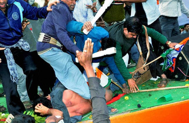 ममता के सांसद भतीजे को युवक ने मारा थप्पड़, तृणमूल समर्थकों ने पत्रकारों व थाने पर बरपाया कहर