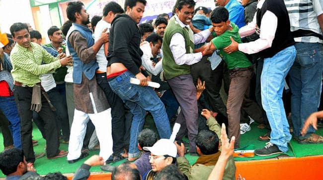 हमलावर पिटता रहा, पुलिस असहाय बनी रही