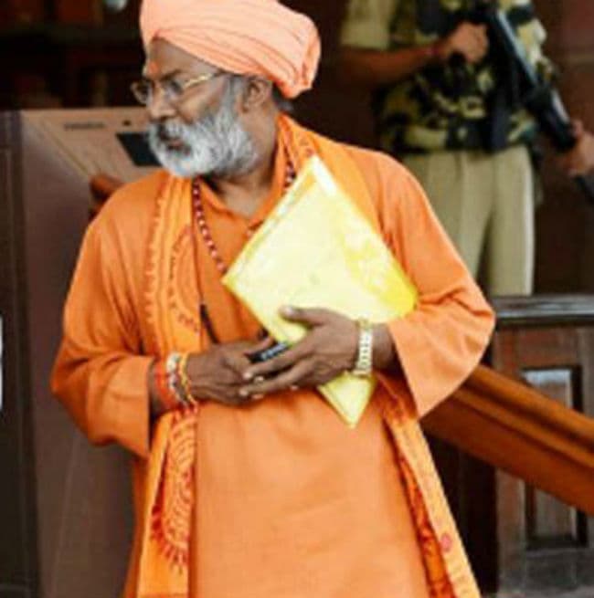 साक्षी महाराज का विवादित बयान, धर्म बचाना है तो चार बच्‍चे पैदा करें हिंदू महिलाएं