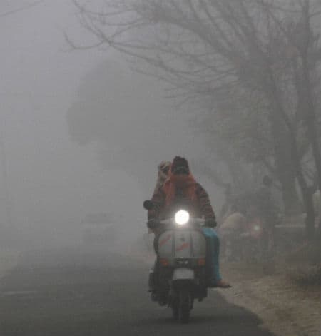 समूचे उत्तर भारत में शीतलहर का प्रकोप, दिल्ली में दो, उत्तर प्रदेश में एक की मौत