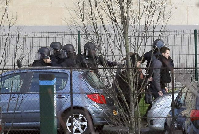 फ्रांस के राष्‍ट्रपति ओलांद ने कहा, जांबाज पुलिसवालों को सैल्‍यूट