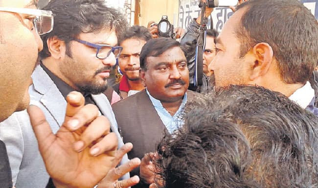 बाबुल से तृणमूल कार्यकर्ताओं ने की धक्का-मुक्की