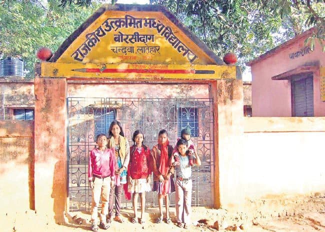 छेड़छाड़ मामला : शिक्षकों की हरकत से हो रहा माहौल खराब, अभिभावकों ने बच्चों को नहीं भेजा स्कूल