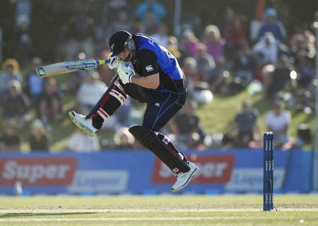 न्यूजीलैंड ने श्रीलंका को तीन विकेट से हराया