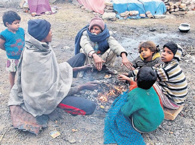 आफत बन कर दुबारा लौटी ठंड, घरों में सिमटे लोग