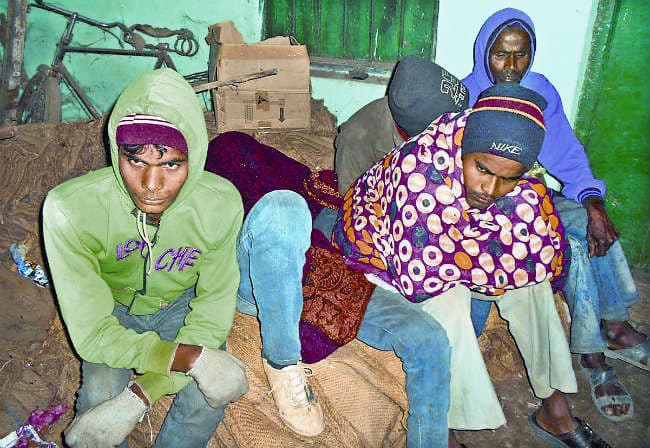 ग्रामीणों ने वन अफसरों को सात घंटे तक बनाया बंधक