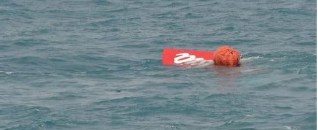 एयर एशिया : गोताखोरों ने समुद्र से निकाला क्रैश हुए विमान का डाटा रिकॉर्डर