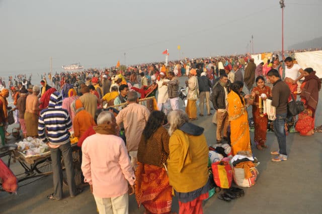 गंगासागर में उमड़ी श्रद्धालुओं की भीड़, पुण्य स्नान आज