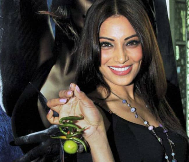 बिपाशा-करण की ''अलोन'' का नया गाना ''चांद आसमान से...'' रिलीज