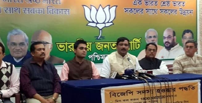 बंगाल में ममता को लगा झटका, तृणमूल के मंत्री मंजुल कृष्ण ठाकुर भाजपा में हुए शामिल