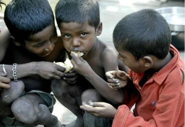 भयंकर गरीबी की खाई में गिर सकते हैं एक अरब लोग