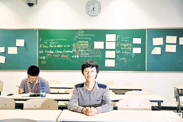 सैन्य शैली में स्कूली प्रशिक्षण, चीन का एक स्कूल जहां शिक्षा के अलावा हर चीज वजिर्त