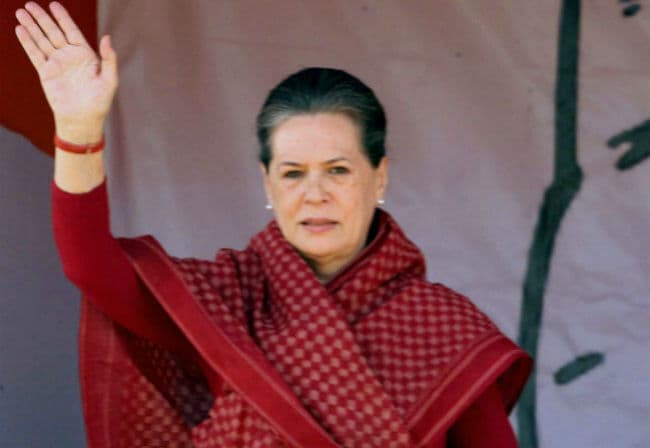 सोनिया गांधी का विवादित किताब ''द रेड साड़ी'' भारत में उपलब्‍ध