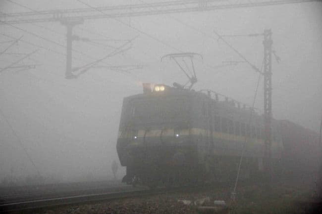राजधानी में घने कोहरे के कारण विलंब से चल रही हैं 87 ट्रेनें एवं 30 उडानें