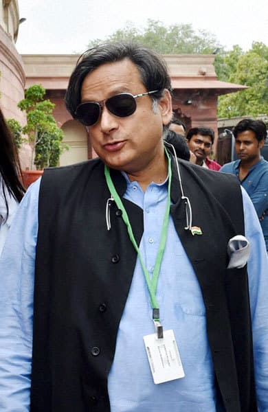 मोदी की वाहवाही पर कांग्रेस ने थरुर को आडे हाथ लिया