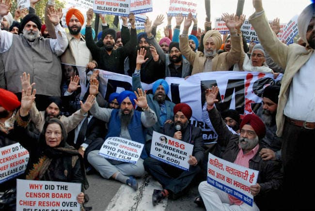 गुड़गांव में  ''MSG'' का प्रीमियर रुका,ईएनएलडी के 60 कार्यकर्ता हिरासत में