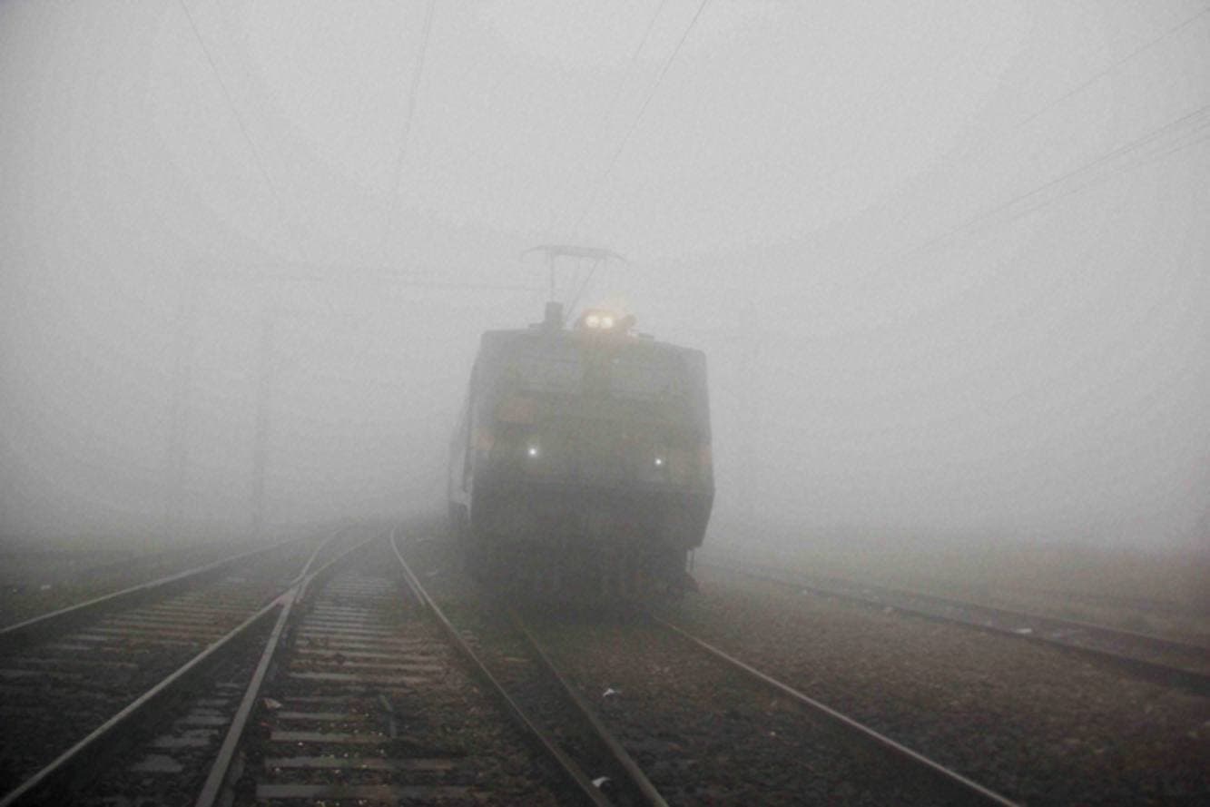 राजधानी में छाया घना कोहरा, दर्जनों ट्रेनें और उड़ानें प्रभावित