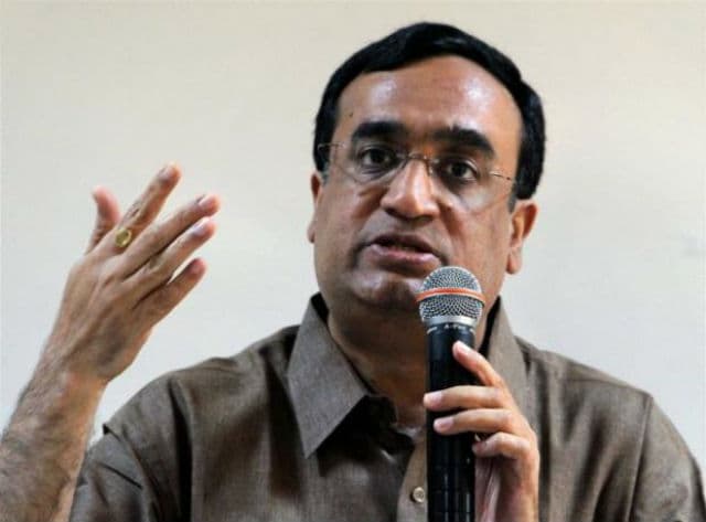 अजय माकन ने केजरीवाल का शपथ पत्र दिखाकर उसपर बोला हमला