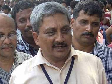 रक्षा मंत्री पर्रिकर ने चार पोतों को शामिल किया तटरक्षक बल में