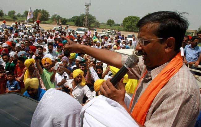 समर्थकों से घिरे केजरीवाल, नहीं कर सके नामांकन