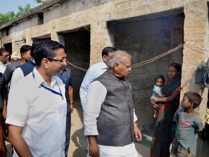 मुजफ्फरपुर हिंसा : अजीजपुर गांव पहुंचे जीतन राम मांझी, शैल देवी को पुरस्कृत किया