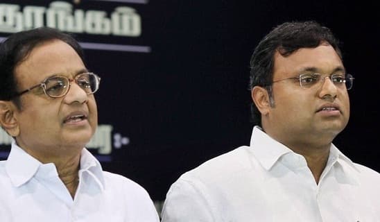चिदंबरम के बेटे ने की नरेंद्र मोदी की तारीफ, तिलमिलाई कांग्रेस