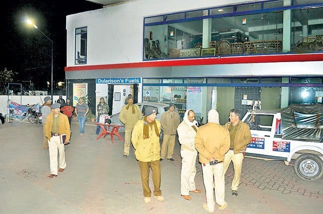 धोनी के घर के पास फायरिंग, लूट