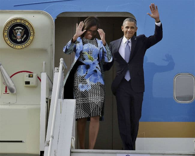 प्रणब की पत्नी ने मिशेल को पश्मीना शॉल भेंट की