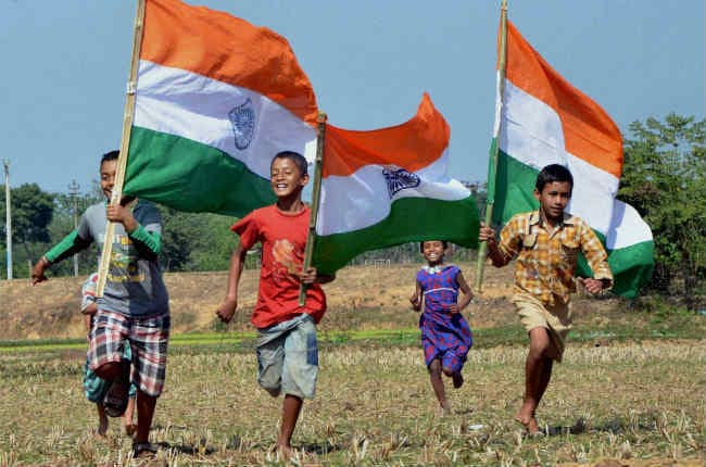 तमिलनाडु में गणतंत्र दिवस की धूम, राज्यपाल के रोसैया ने फहराया झंडा