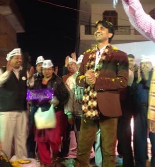 कुमार विश्वास पर फेंके गये अंडे, कहा शाकाहारी हूं सब्जियां फेंको