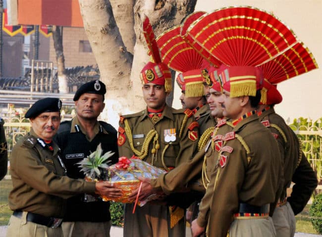 गणतंत्र दिवस पर भारत और पाक सैनिकों ने एक-दूसरे को मिठाइयां बांटी
