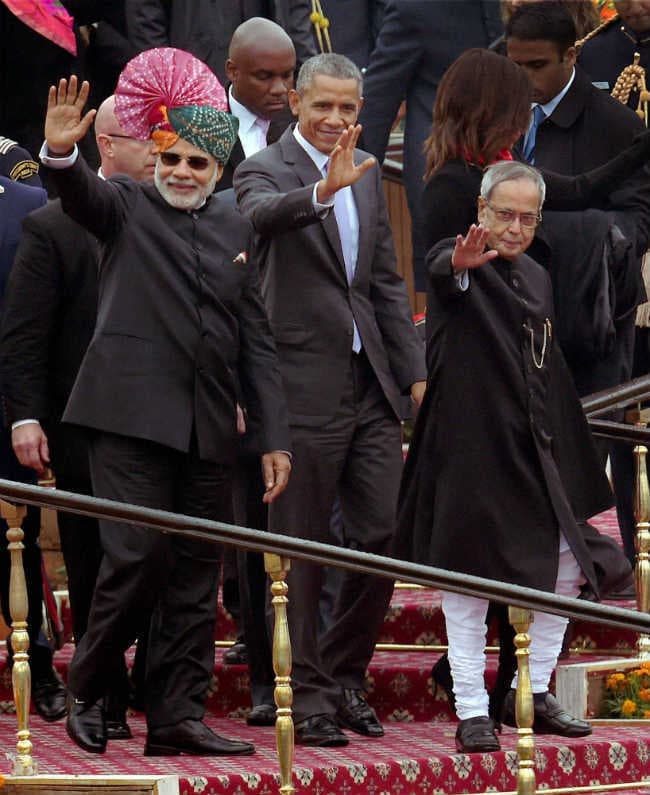 रिमझिम बारिश, कोहरे और सर्दी के बीच गर्मजोशी से मना राष्ट्रीय पर्व