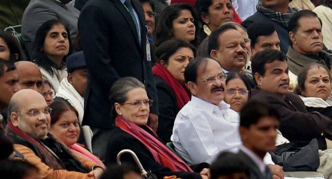 गणतंत्र दिवस पर सोनिया और शाह बैठे साथ-साथ, मुस्कुराहट के साथ होती रही बातचीत