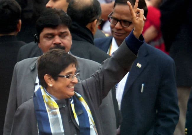 गणतंत्र दिवस समारोह में बेदी की मौजूदगी पर कांग्रेस व आप ने मचाया बवाल