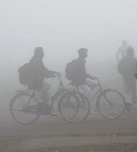 कुहासे और बर्फीली हवाओं से कंपकपाई दिल्ली