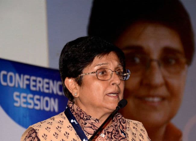 किरण बेदी के पास दो वोटर आइकार्ड, चुनाव आयोग ने शुरू की जांच